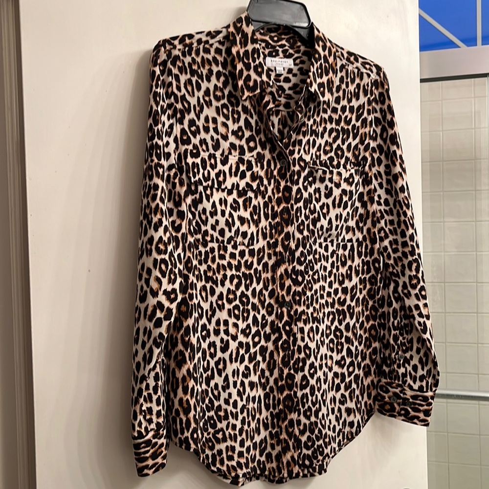 This long sleeve leopard print has a little stretching it. Perfect condition.